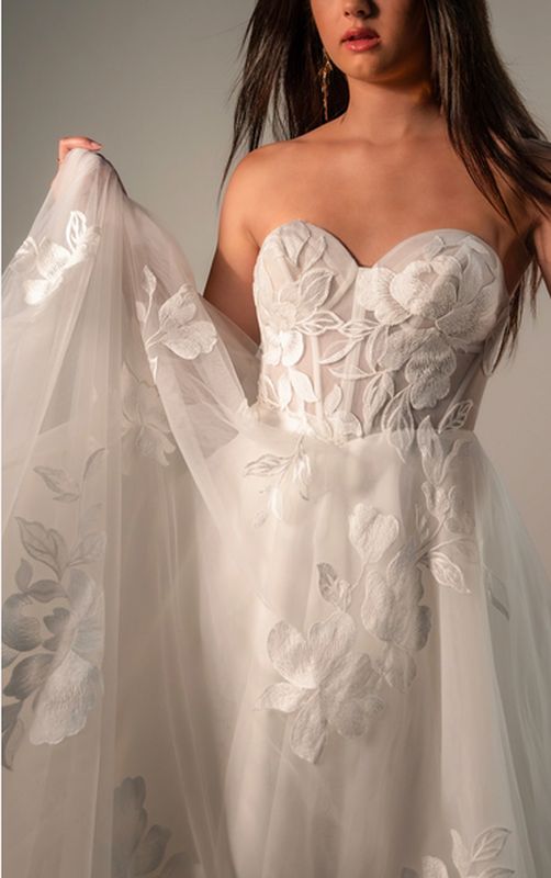 tulle ivory dress Chic Tulle A line Ivory Lace V neck Summer Beach Wedding Dress main image 0