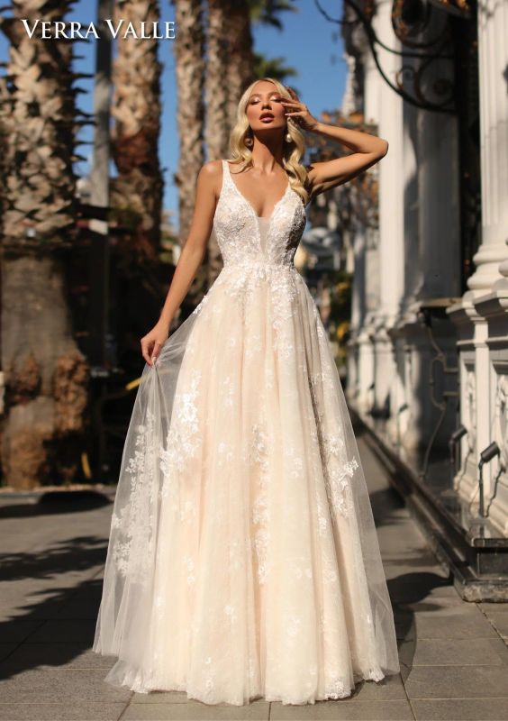 Verra Valle Size 4 900283 Ivory/Blush Gown Verra Valle Size 4 900283 Ivory/Blush Gown